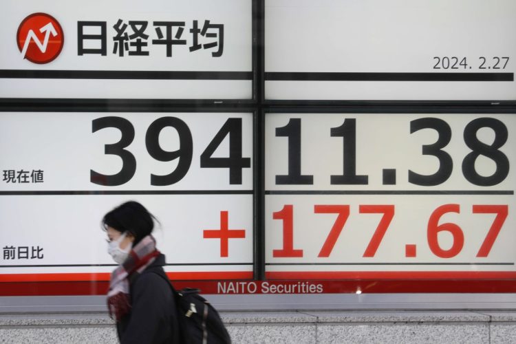 日経平均株価は最高値を更新(2月27日。時事通信フォト)